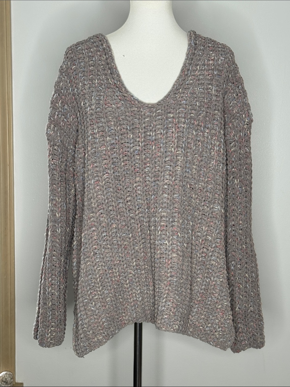 POL Soft Gray Multi-Color Flecks Of Blue Peach White V-Neck Chunky Knit Sweater